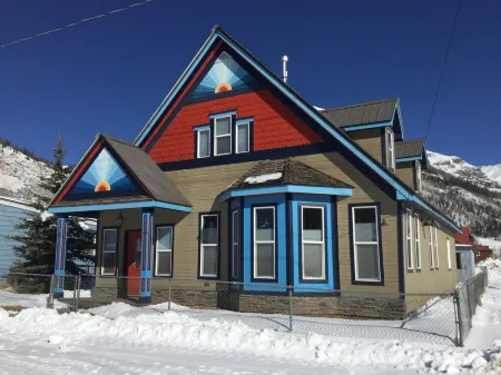 Cozy Mountain View home just blocks from center of town.
