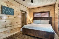 Indoor Private Pool! Hot Tub! Near Parkway Dollywood and minutes to Attractions