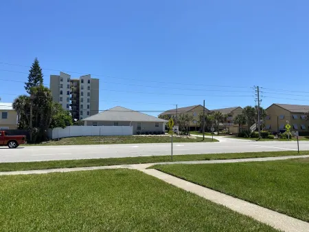 Pristine Tropical Getaway Townhouse Across Street from the Beach! Отели в г. Нью Смирна Бич