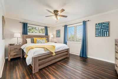 Updated 4bdr with VIEW of Flat Irons & hot tub. Hotels near Brass Armadillo Antique Mall - Denver