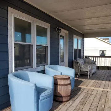 Oceanviews- Walk to beach in 2 mins. Pets welcome