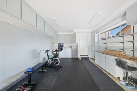 Remodeled beach house, 3-minute walk to sand, Main St. restaurants and shopping