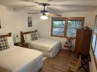 Treetops Cottage, wrap around deck, Wi-Fi, pet friendly, close to Lake Lure.