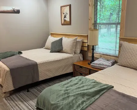 New Cabin on Private Lake with Hot Tub, Gas Grill, Fire Pit & Swings Hotels in Sequoyah County