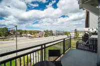 Cozy Downtown Condo with Jacuzzi 5 Min from Resort