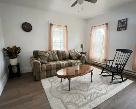 Spacious 2 bedroom apartment Hotels in Warren