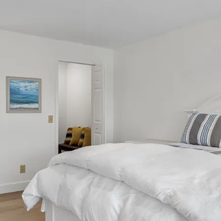 Beautiful Bright Condo Minutes to the Beach