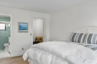 Beautiful Bright Condo Minutes to the Beach
