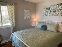 Downtown Brevard Hideaway Steps from Main St Restaurants-Dog Friendly, Fenced 布里瓦德住宿飯店