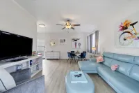 Charming Sweet Daisy overlooking stunning new pool in awesome Southside Village!