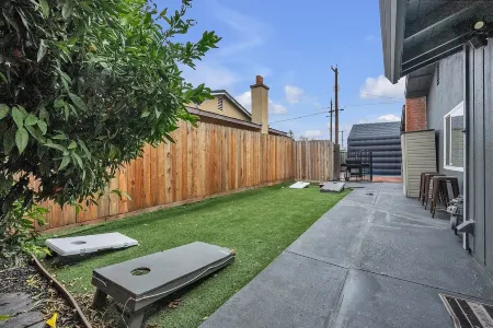 King Suite House guest house,  heated pool, spa, pool table, ping pong