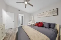 Newly Remodeled Modern Great Location 4BR 7 Beds Close to Many Attractions