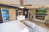 Cheerful, Lake Home with amazing backyard! Hotels in Cedar Lake