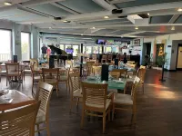 Beach Paradise! Relaxation, Sports, Beach, Food and Drinks! all in the Village!