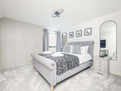 Luxurious 5-Star Apartment Next to the River Thames Near Central London!