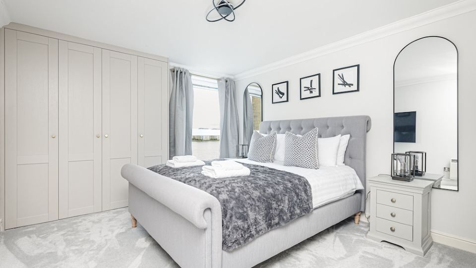 Luxurious 5-Star Apartment Next to the River Thames Near Central London!