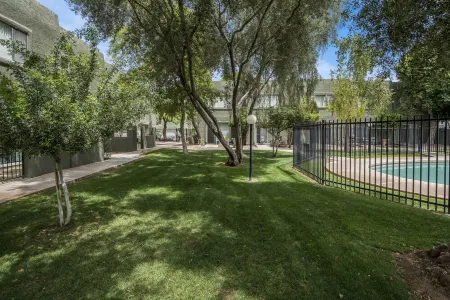 Walking distance to MIll Ave, Tempe Beach Park, Sun Devil Stadium, ASU. UPDATED! Отели рядом с достопримечательностью «ASU University Housing»