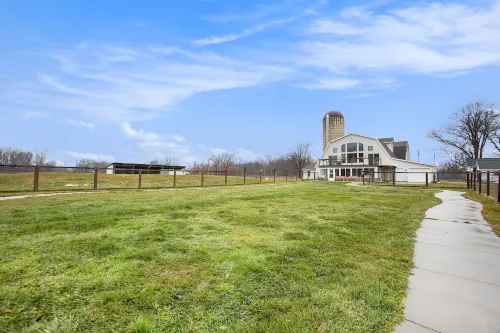 Barn Swallow – Spacious, Private First Floor in a Historic Dairy Barn