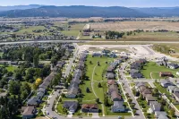 Luxury home, central, & perfect for exploring the Flathead Valley w/firepit. Hotels in Kalispell