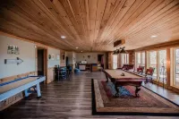 5 Min to Downtown-Hot Tub-Theater Room-Game Room w/Pool Table-Pets-Sleeps 12