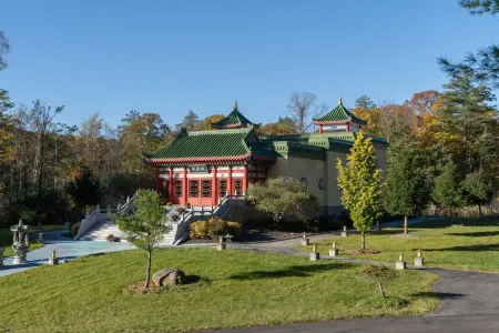 Joy Cottage - 3 Bedroom/3 Bath - Waterfront Property on Buddhist Temple Grounds