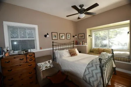 Delightful Cottage in Central Eugene Отели рядом с достопримечательностью «Орегонский университет»