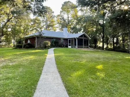 The perfect retreat!  Tucked away on a private lane, 15min to downtown Fairhope. Отели в г. Болдуин