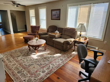 Charming 3-bedroom apartment close to dining, shopping, bars, and entertainment.
