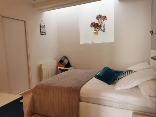 House 75m2 air-conditioned + garage, all comforts, located medieval center Cahors. Hotel a Cahors
