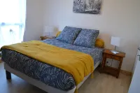 House between land and sea, 10 minutes' walk from the beach and GR34. Hotels near Plage de Carantec