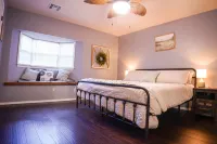 La Casa Zia - cozy home within walking distance of historic downtown Guthrie.