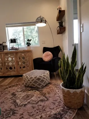 Modern Studio with Washer & Dryer