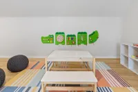 Modern Comfort Walk to Zoo & Lauritzen Gardens, King Bed, Sauna, Kids wagon