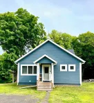 Trailside #1 Winter Fun Retreat~ Ski, Snowboard, Snowmobile, HotTub, Hiking