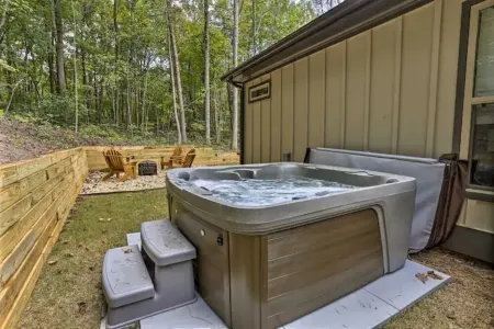 Stunning Woodsy Retreat w/ Hot Tub + Firepit Near Vineyards/Orchards/Downtown