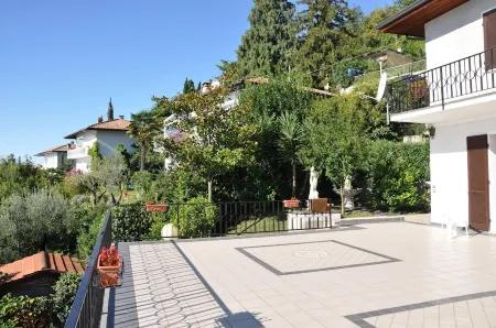 Villa with Mediterranean garden, ideal for dog owners, for guests looking for peace and quiet Отели рядом с достопримечательностью «Campeggio Maderno Di Avanzi Roberto»