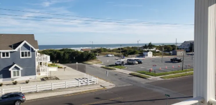 First floor of Brigantine shore home-10 min to Atlantic City!