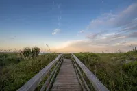 Dogs Welcome! Cute space, fresh out of entire renovation! Steps to beach!