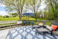 Lakefront, Swim, Fish, Kayak, fire pit, star gazing, pet friendly. All on site!