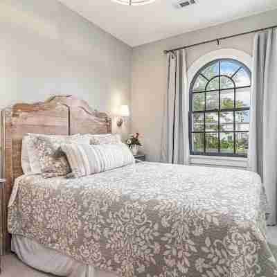 4 BR 3 BA for 12 - steps to North Beach, walk to Downtown, off-street parking! Rooms