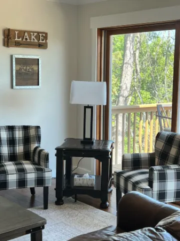 Great retreat!  Close to lake and marina