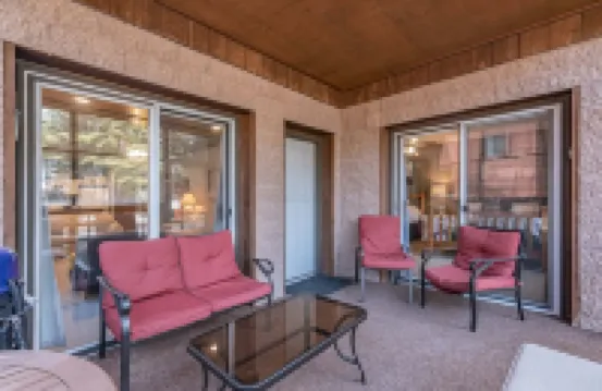 Poolside Villa on Lake Delton