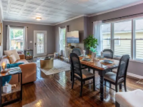 Spacious 4Br Family Haven w/ Backyard-Patio-Pets OK 埃文斯維爾酒店