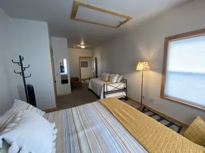 Fresh Modern Country Farmhouse! Hotels near Norris Hot Springs