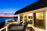 Relaxing 4 bed, 4 bath, + private studio lakefront home on Lake Stevens! Hotels in Snohomish County