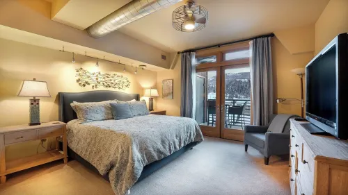 DOWNTOWN LUXURIOUS PENTHOUSE CONDO W/ PRIVATE SKI LOCKER Hotels in Routt County