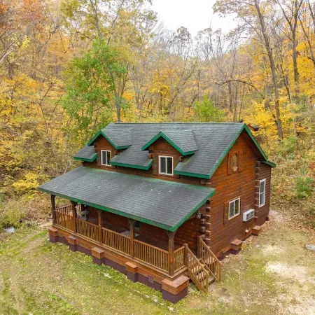 Maplewood Cabin: Secluded Romance with Private Hot Tub while Star Gazing.