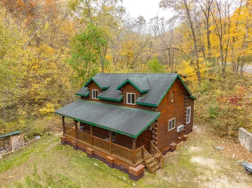 Maplewood Cabin: Secluded Romance with Private Hot Tub while Star Gazing.