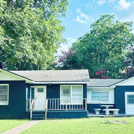 The Casino Cottage in Durant! Hotel Amenities, 2 Kings, 4mi to Casino, Sleeps 8