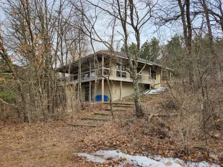 Guest house on secluded 120 acre property minutes from Chain 0' Lakes